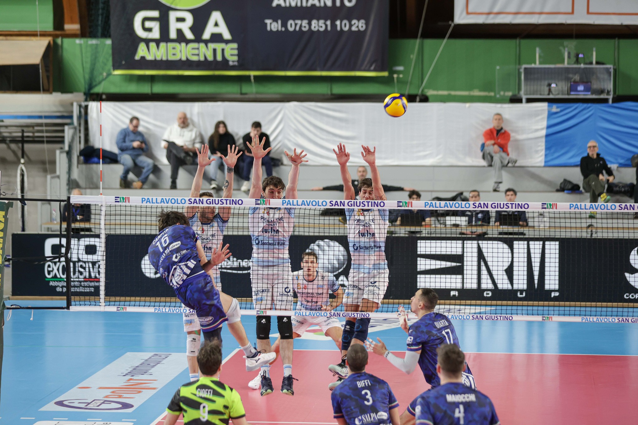 ErmGroup Altotevere in campo di sabato sera al palasport di San Giustino contro il Cus Cagliari in una sfida che vale il quinto posto solitario in classifica. “Dovremo limitare i pregi degli avversari e far valere i nostri”, dice lo schiacciatore Daniele Carpita  