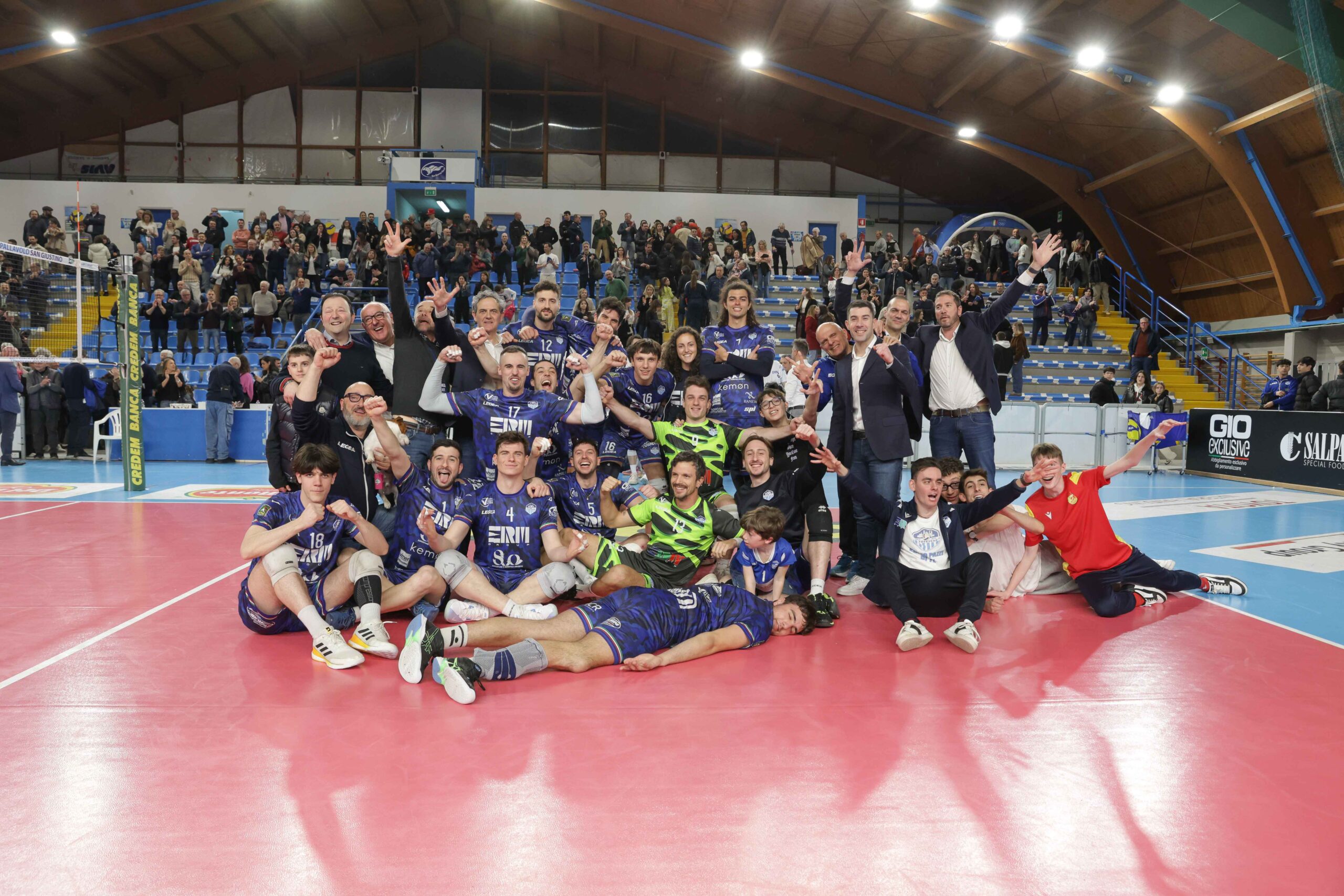 Una ErmGroup Altotevere in gran condizione chiude il discorso con la Gabbiano Farmamed Mantova: 3-1 al palasport di San Giustino davanti a pubblico e autorità di vallata e approdo alla semifinale dei play-off, dove incontrerà la forte Romeo Sorrento