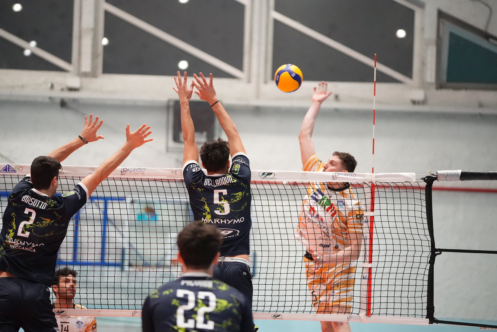 Gara 1 dei quarti dei play-off per la ErmGroup Altotevere a Mantova contro la Gabbiano FarmaMed: “Prevedo un match molto combattuto”, dice l’opposto biancazzurro Simone Marzolla