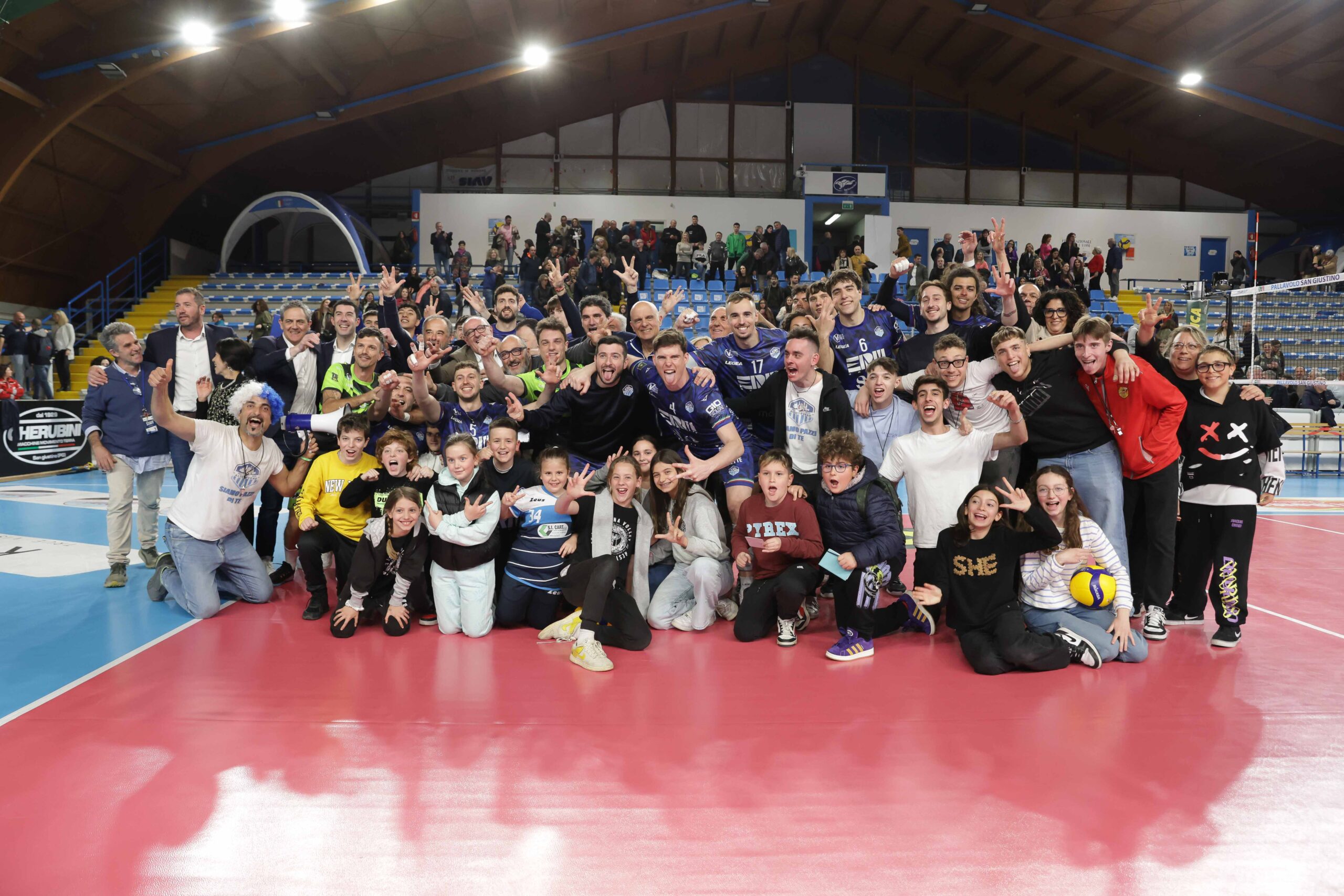 Una maiuscola ErmGroup Altotevere si impone in rimonta per 3-1 sulla Romeo Sorrento e sarà quindi gara 3 di mercoledì 16 aprile in Campania a decretare la finalista dei play-off. Quasi mille gli spettatori presenti al palasport di San Giustino
