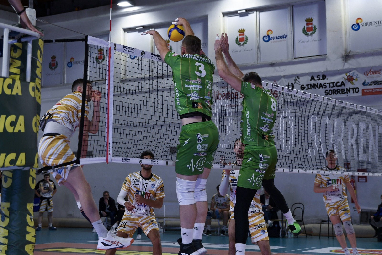 Primo set vinto, poi la Romeo Sorrento impone la propria superiorità: il 3-1 finale qualifica i campani per la finale dei play-off e segna per la ErmGroup Altotevere il capolinea di una stagione comunque esaltante, con un traguardo mai raggiunto in precedenza