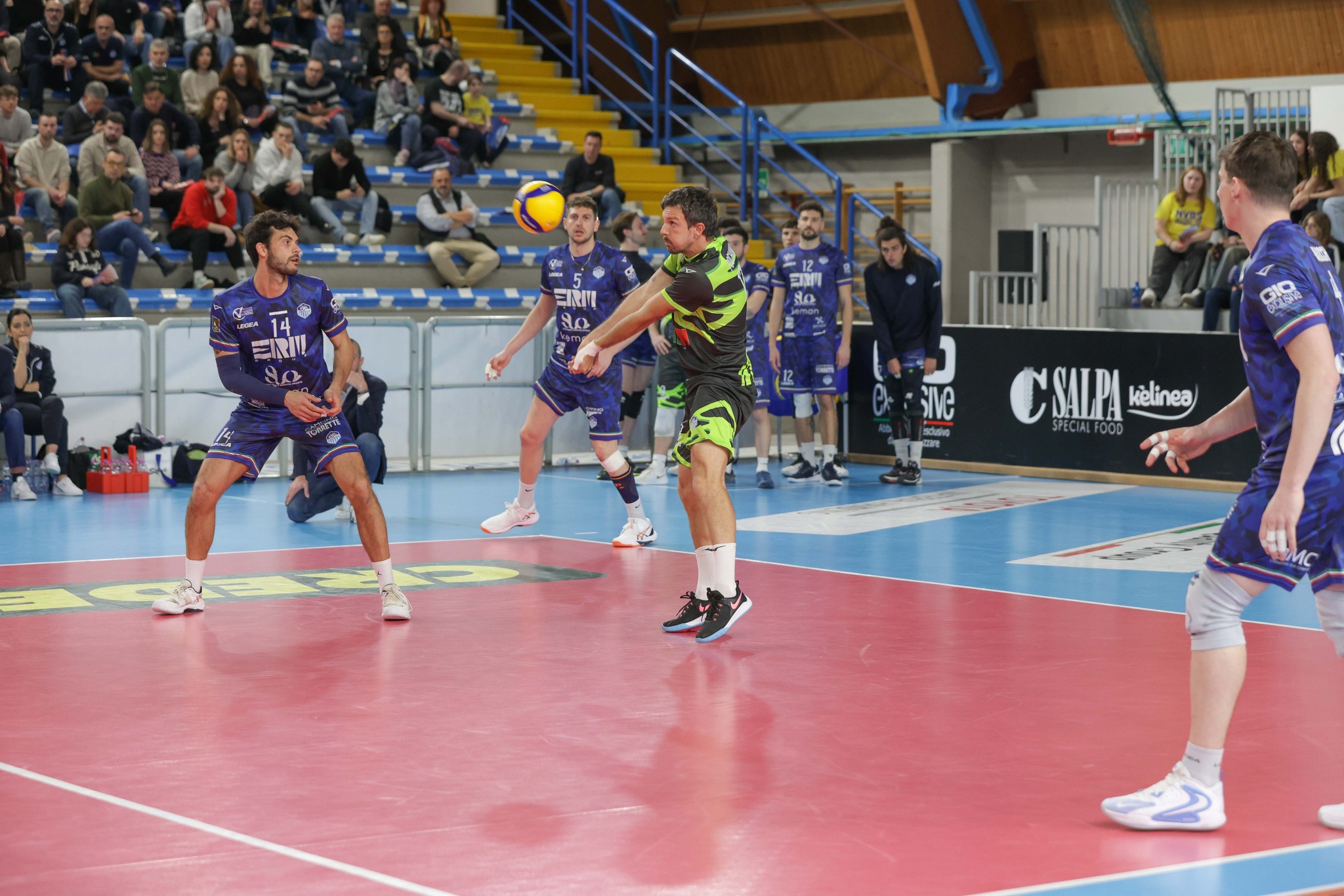 Il libero Filippo Pochini alla vigilia di gara 2 della semifinale play-off: “Vogliamo tornare a Sorrento e le possibilità ci sono, magari sostenuti anche dal nostro pubblico”. La ErmGroup Altotevere costretta a vincere per allungare la stagione