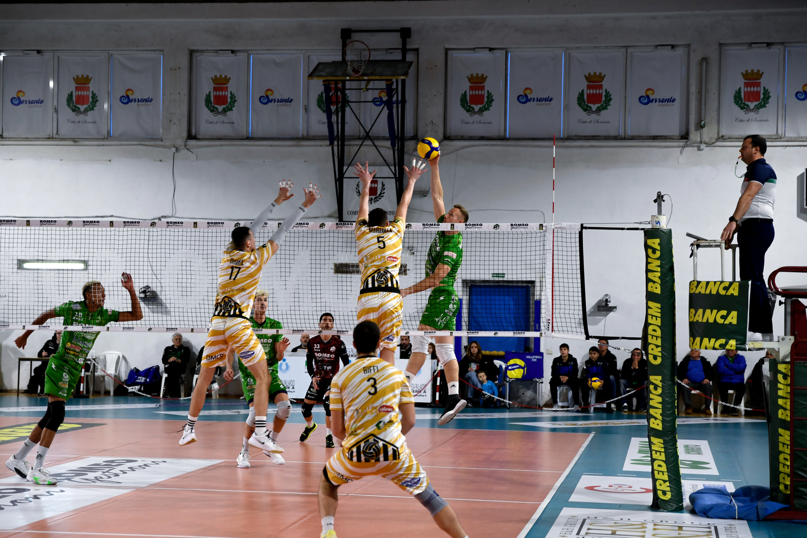 Una solida ErmGroup Altotevere sfiora il colpaccio a Sorrento, poi la Romeo fa sua al tie-break gara 1 della semifinale dei play-off. Sfida ancora aperta, con attesa vibrante già ora per il ritorno di domenica 13 aprile a San Giustino